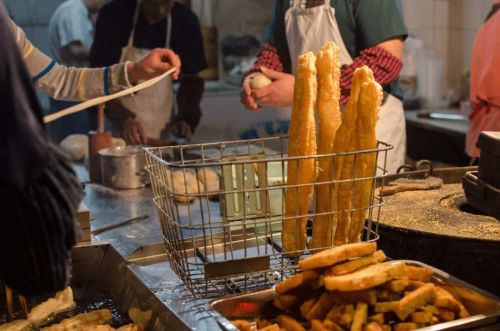 在這個"人人自媒體,家家擺地攤"的時代!地攤崛起,實體店如何立足？